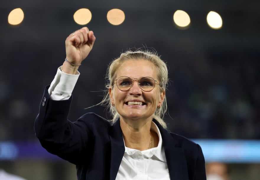 Wiegman celebra tras la victoria en cuartos de final sobre España.