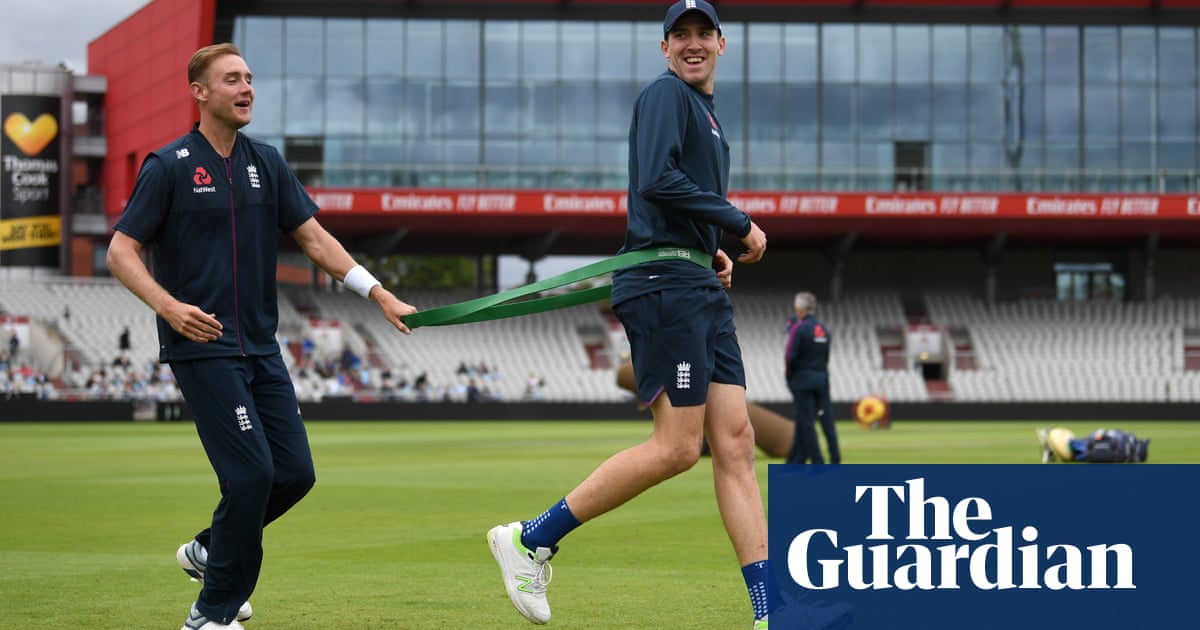 Ashes: Craig Overton replaces Chris Woakes for England in fourth Test