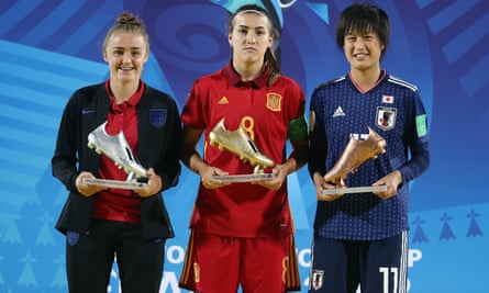 Patri Guijarro stands between the silver boot winner, England’s Georgia Stanway, and the bronze boot winner, Japan’s Saori Takarada, after top-scoring at the 2018 Women’s World Cup