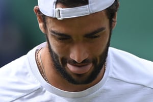 Matteo Berrettini is struggling in the first set.