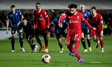 Mohamed Salah puts his team ahead from the spot. 