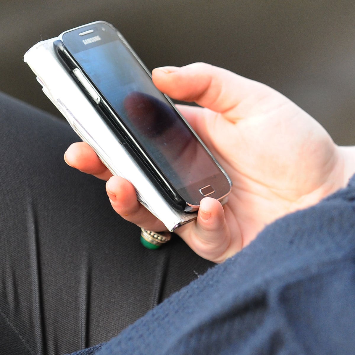 Criminal gangs who 'shoulder-surf' pin numbers steal '20 smartphones a day' | Scams | The Guardian