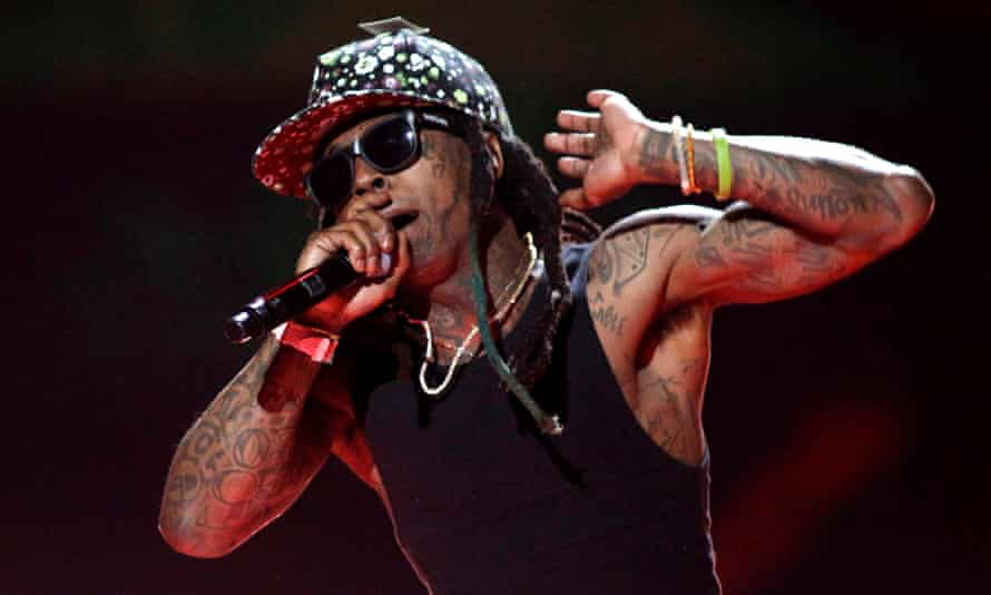 Ο Lil Wayne αποδίδει κατά τη διάρκεια του 2015 iHeartRadio Music Festival στο MGM Grand Garden Arena στο Λας Βέγκας.