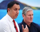 Anas Sarwar chiede a Keir Starmer di dimettersi: la tensione interna al Labour scozzese