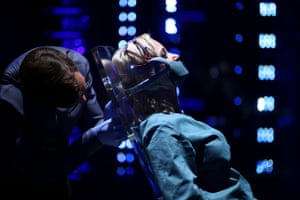 Ed Skrein and Maika Monroe in Tau.