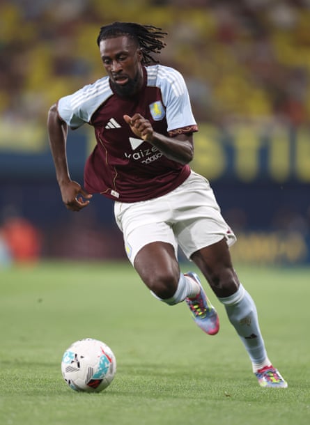 Evann Guessand surges forward during Aston Villa’s Trofeo de La Ceramica match against Villarreal in August 2025.