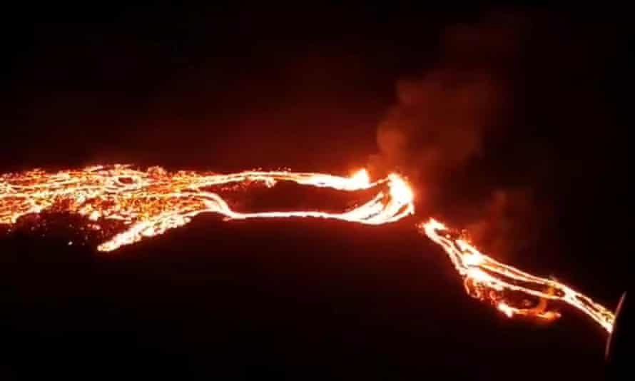 A lava jorra da erupção em Fagradalsfjall.
