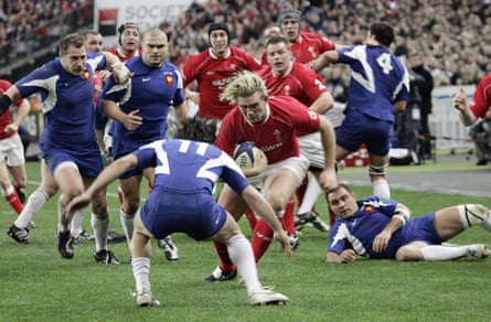 Wales flanker Alix Popham scores a try during the Six Nations match against France at the Stade de France on 24 February 2007.