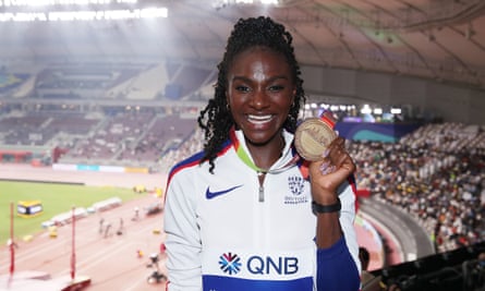 Dina Asher-Smith com sua medalha de ouro de 200m no campeonato mundial de Doha no ano passado.