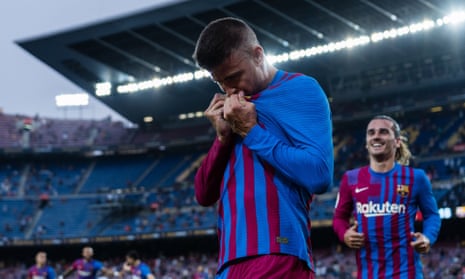 Gerard Piqué kisses the Barcelona badge after scoring against Real Sociedad