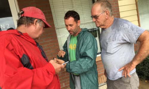 Volunteer rescuers struggle in Houston