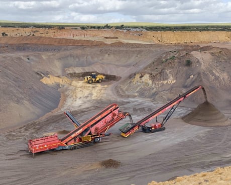 伊盧卡資源公司在埃內阿巴設有一個堆場,用於儲存礦砂開採的副產品,並正在那裡建造加工廠以提取稀土。