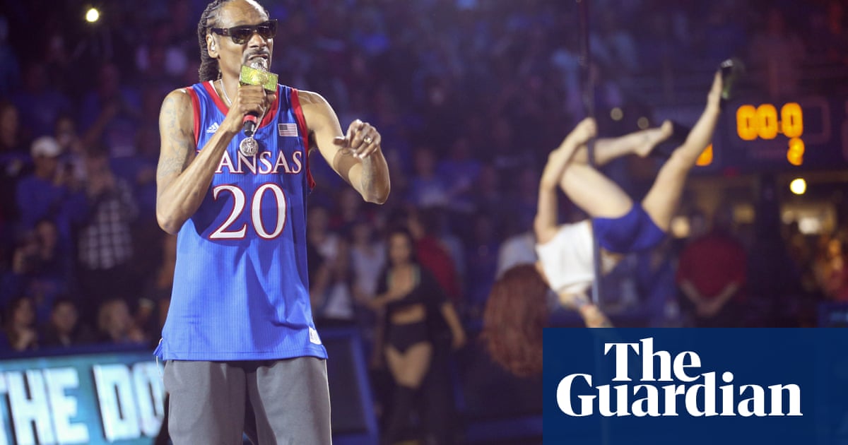Kansas apologizes for risque Snoop Dogg show at basketball kickoff event