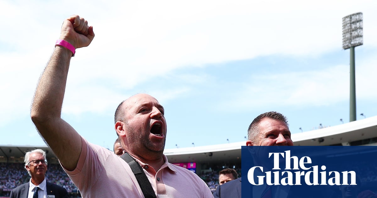 Crowd roars in standing ovation for Bondi hero Ahmed al-Ahmed at sold-out Ashes Test in Sydney
