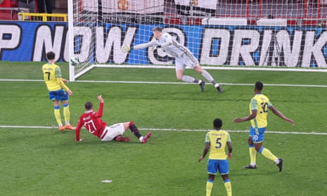 Wout Weghorst de Manchester United frappe le poteau avec sa tête contre Nottingham Forest lors du match retour de la demi-finale de la Coupe Carabao.