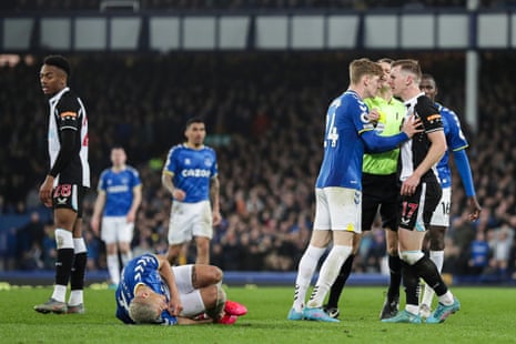 Everton’s Anthony Gordon and Newcastle United’s Emil Krafth face off as Everton’s Richarlison lays on the floor injured.