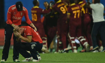 L'Anglais Ben Stokes est consolé par Eoin Morgan après la finale du World T20 en 2016.