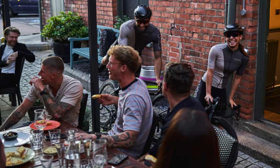 Tom Batchelor et Maria Elianna-Constantinou portant un kit club avec les membres lors de la soirée de lancement au pub Duke William, Lincoln