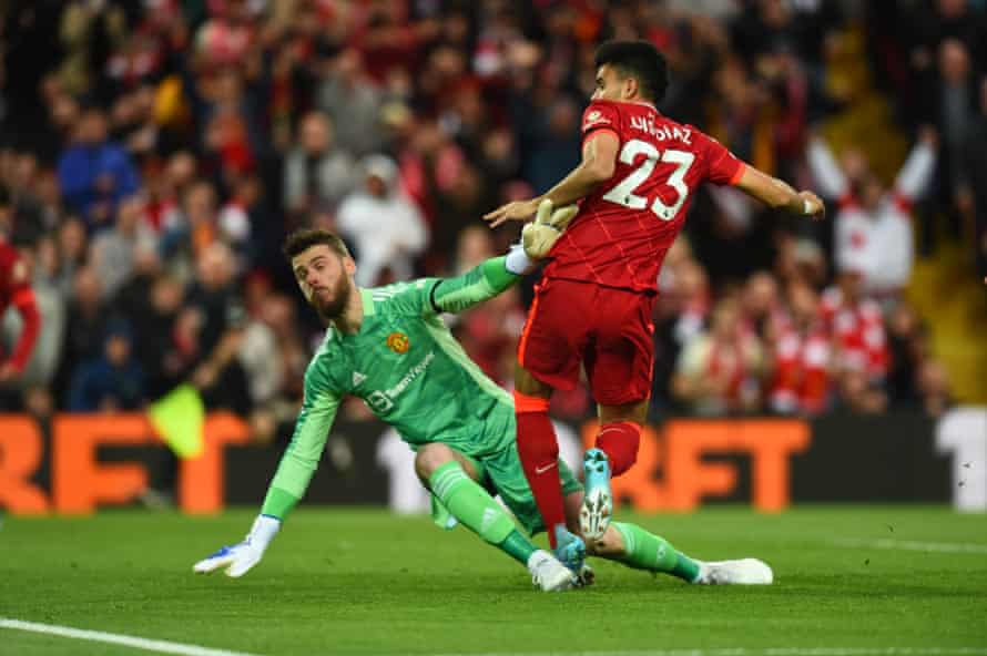 Luis Diaz beats De Gea to open the scoring.