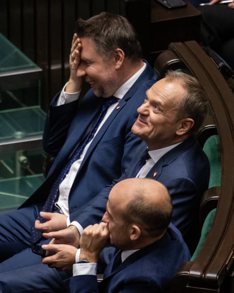 Donald Tusk (centro) aparece mientras Mateusz Morawiecki (no en la foto) pronuncia un discurso para presentar su programa a los legisladores en el parlamento polaco en Varsovia.