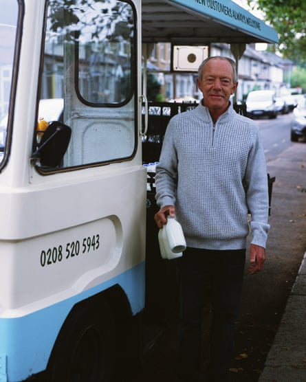 Tenho muitas garrafas: um tour com os últimos leiteiros da Grã-Bretanha 39 Colin, from Parker Dairies, with his milk float, holding three bottles of milk in one hand