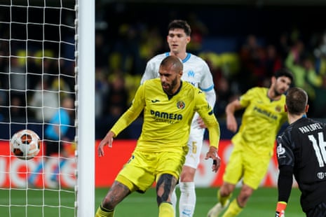 The veteran Etienne Capoue heads home for Villarreal.