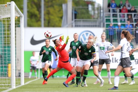 Earps dives to her left while playing for Wolfsburg against FFC Turbine Potsdam in May 2019.