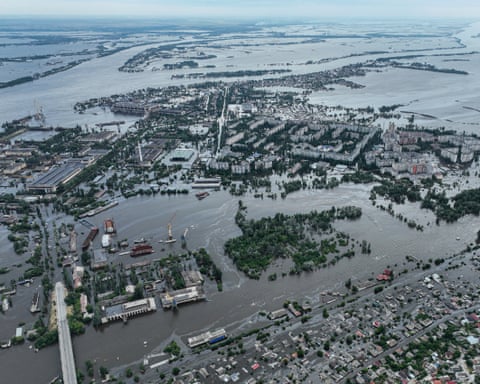 Vista aérea de casas submersas em Kherson