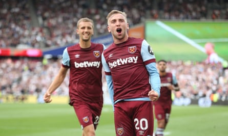 Jarrod Bowen celebrates after giving West Ham the league against Sheffield United.