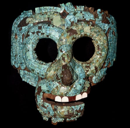 • Masque serpent de Tlaloc, sous la forme de deux serpents entrelacés et bouclés travaillés dans des couleurs contrastées de turquoise
