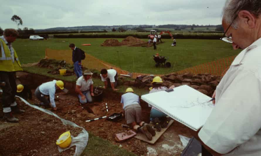 Victor Ambrus on a Time Team dig, with Phil Harding, hatted, leading the excavation