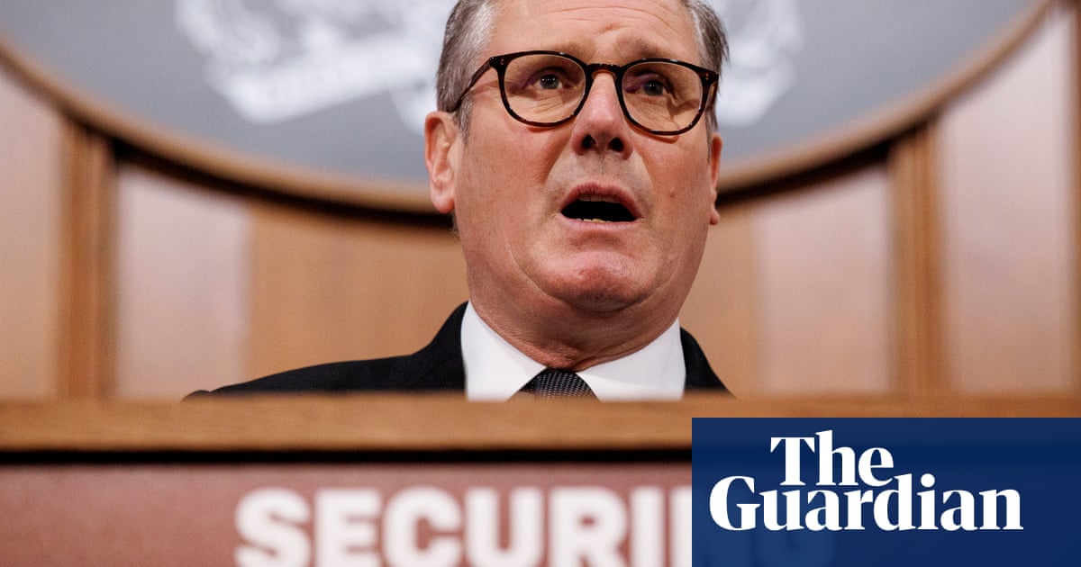 Starmer tells MPs he will fight Farage as Labour' at anxious private meeting