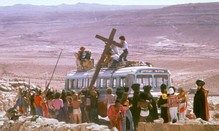 Ouverture de Jesus Christ Superstar : une méta-ouverture où les acteurs débarquent d'un bus et commencent à soulever des accessoires.