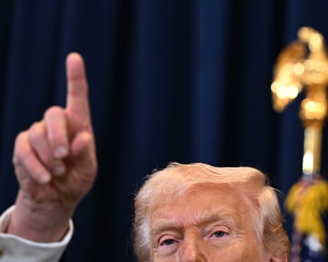 Trump hablando con los medios