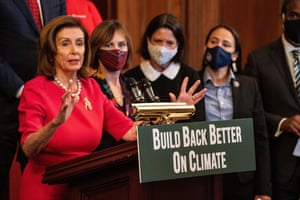 Nancy Pelosi przemawia podczas spotkania z Demokratami Izby Reprezentantów i działaczami na rzecz klimatu.
