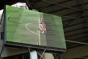 La pantalla grande de Bramall Lane muestra por qué el gol del Sheffield United fue descalificado por la tecnología de asistencia de video durante el partido de la Premier League contra Southampton en septiembre de 2019.