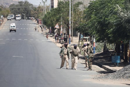 Troops in Eritrean uniforms walk in the town of Bizet.