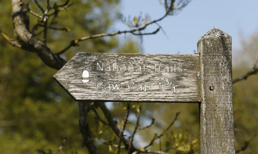 A wooden sign directing walkers to Caw Gap.