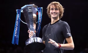 Alexander Zverev ăn mừng với chiếc cúp ATP Tour Finals