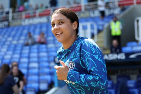Striker Chelsea Sam Kerr melakukan pemanasan menjelang pertandingan di mana dia berharap untuk menambah jumlah 10 gol WSL musim ini.