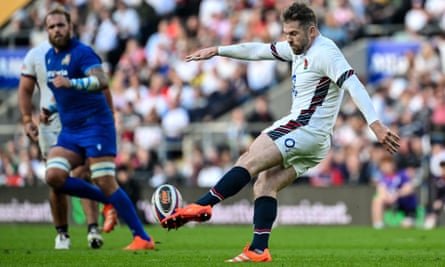 Elliot Daly kicks the ball during the Six Nations match between England and Italy