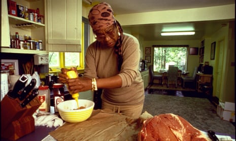 Author Maya Angelou preparing beef marinade at kitNORTH CAROLINA, UNITED STATES - SEPTEMBER 06: Author Maya Angelou preparing beef marinade at kitchen counter for party in honor of writers Toni Morrison &amp; Rita Dove, at home; Winston-Salem. (Photo by Will McIntyre/The LIFE Images Collection via Getty Images/Getty Images)