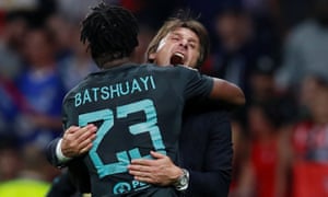 Michy Batshuayi celebrates with the Chelsea manager, Antonio Conte, at the end of the match against Atlético Madrid.