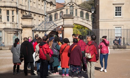 A walking tour in Oxford, with the bridge of sighs in the background