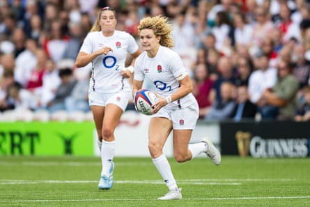 Ellie Kildunne playing for England against France