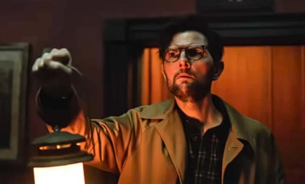 آدم سكوت يحمل مصباحًا ويبدو قلقًا