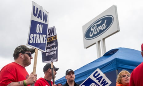 FILES-US-AUTOMOBILE-STRIKE-FORD(FILES) Members of the United Auto Workers (UAW) pickett outside of the Michigan Parts Assembly Plant in Wayne, Michigan, on 26 September.