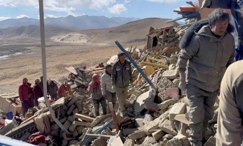 Pasojat e tërmetit në Tibet Ekipet e shpëtimit punojnë mes rrënojave si pasojë e një tërmeti në një vend të dhënë si Qyteti Shigatse, Rajoni Autonom i Tibetit, Kinë, në këtë ekran të marrë nga një video e publikuar më 7 janar 2025. Zjarri dhe shpëtimi i Tibetit nëpërmjet REUTERS KJO IMAZH ESHTE FURNIZUAR NGA NJË PALË E TRETË. JO RISHITJE. JO ARKIVA. IMAZHET E DITËS TPX KREDI E DETYRUAR
