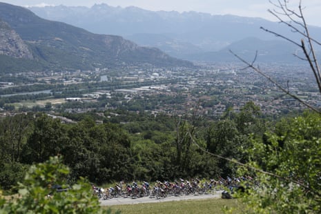 The peloton in early action on stage 18