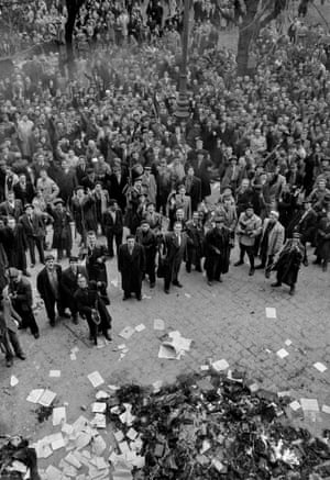 Entre los pocos edificios saqueados después de la batalla fueron los "centros culturales" del partido comunista. Un montón de libros y fotografías fueron arrojadas o llevan a cabo para hogueras en las calles